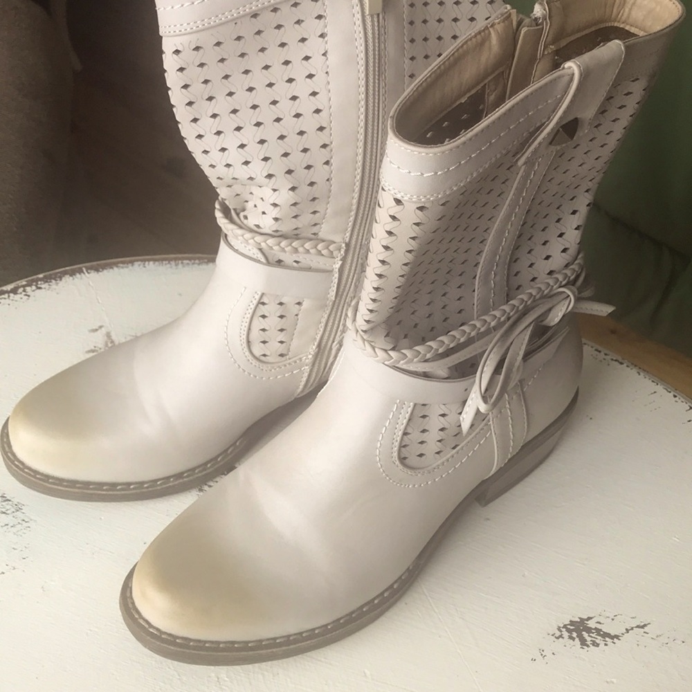 Ankle Boot. Cream. zip up. Reneeze.